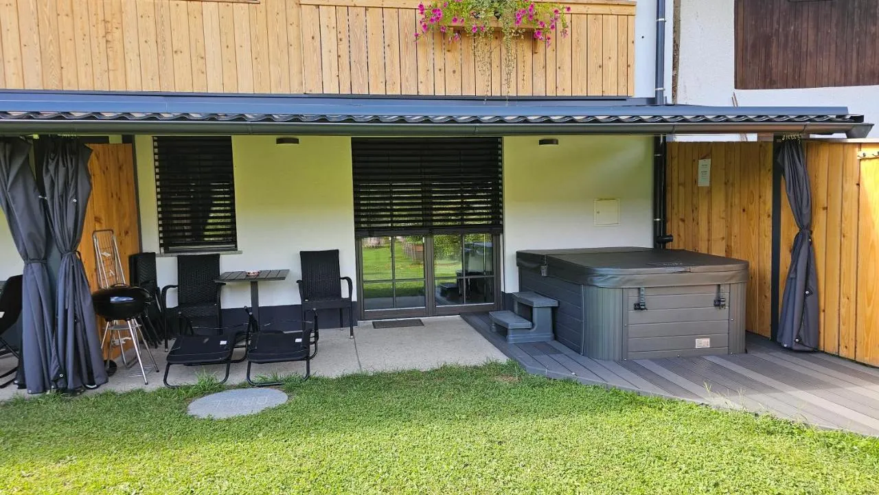 Terasa apartmaja 1 z masažno kadjo