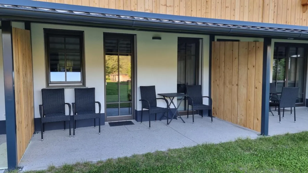 Terasa apartmaja 2 z mizo in stoli