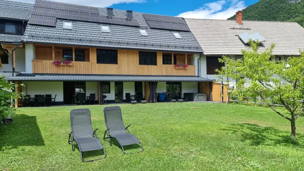 Dva ležalnika na travniku pred teraso